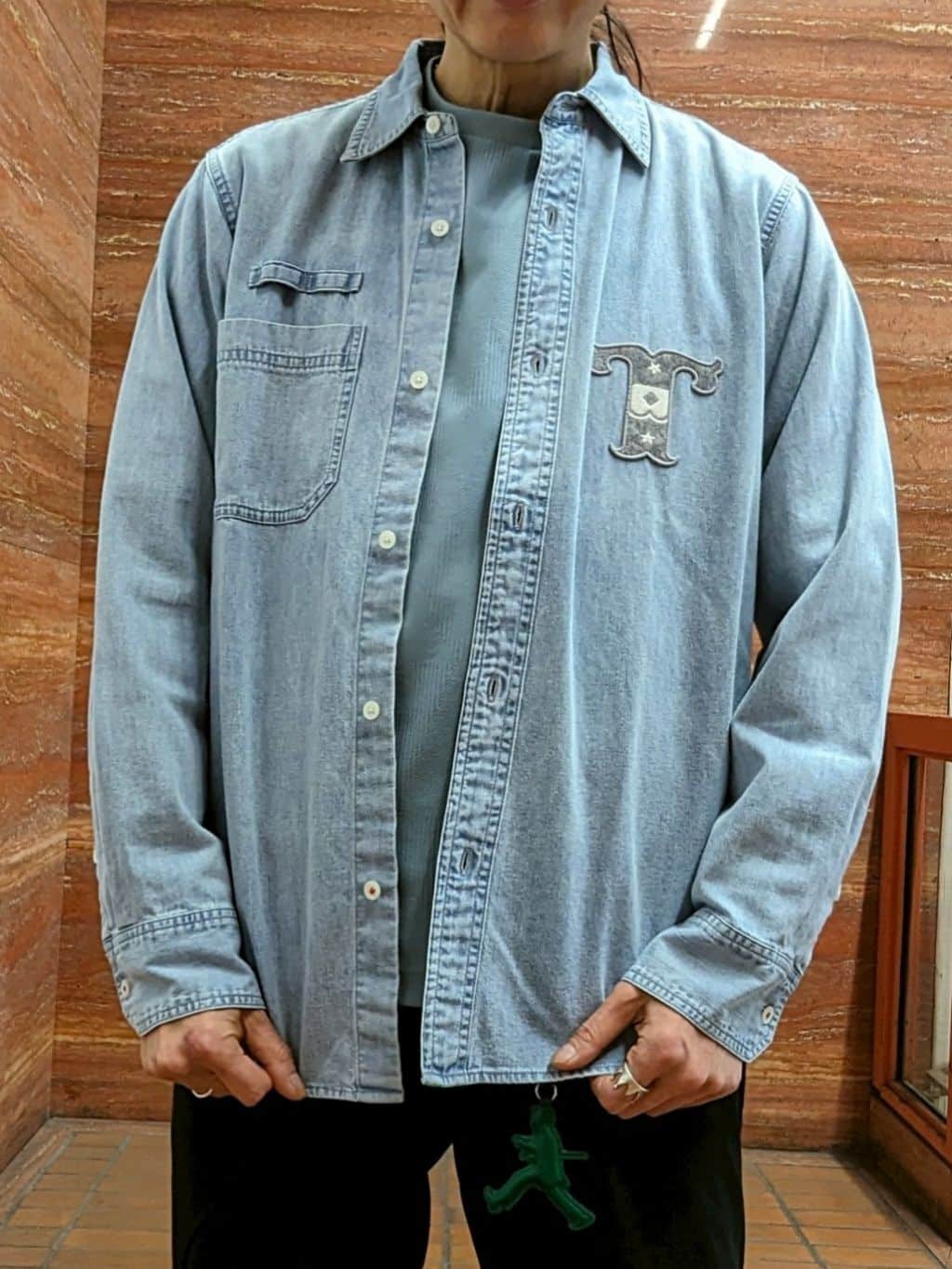 かしげるさんの「TAKEO KIKUCHI｜【BOWLER HAT LABEL】Tエンブレム デニムシャツ」を使ったコーディネート