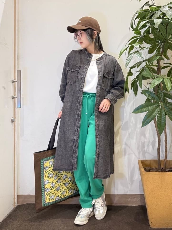 misakiさんの「SHOO･LA･RUE｜【ライトオンスデニム/S-LL/体型カバー】首元すっきり ワンピにもなるロングデニムシャツ」を使ったコーディネート