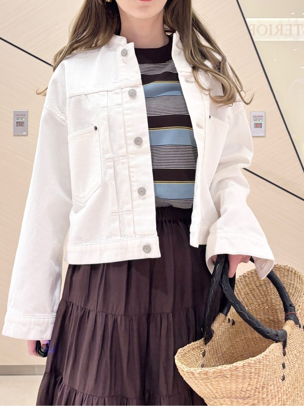 清水夏姫さんの「DRESSTERIOR｜【ウォッシャブル】バンドカラー ホワイトＧジャン」を使ったコーディネート