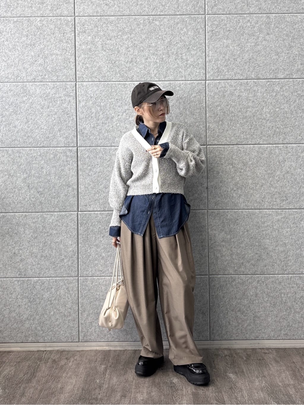 kotakiさんの「INDIVI｜ファンシーヤーンVネックカーディガン」を使ったコーディネート