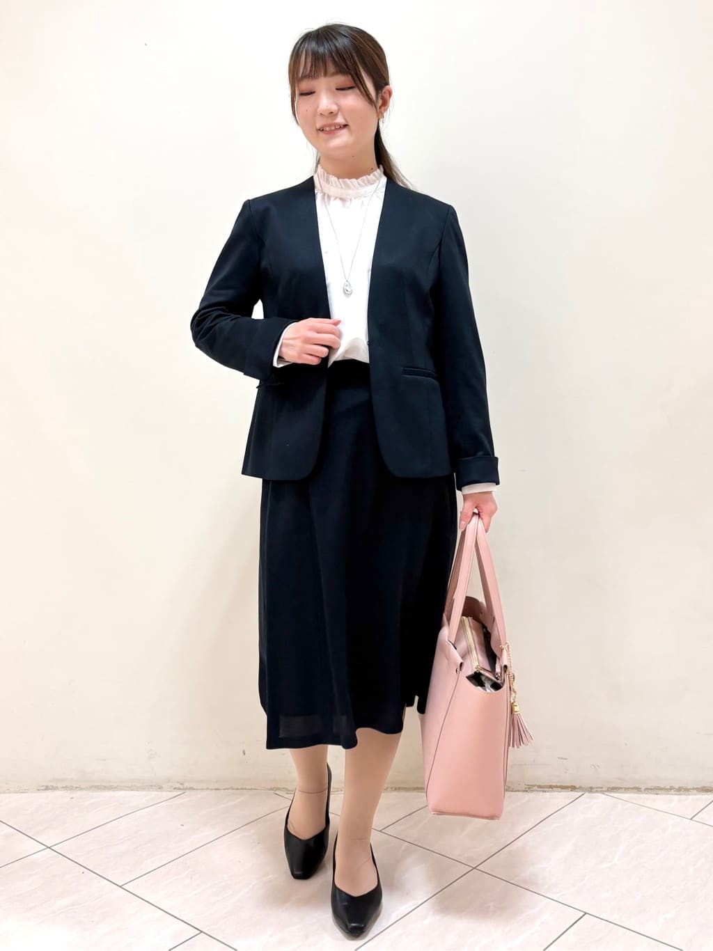 mikiさんの「Reflect｜【接触冷感】フリルネックサテンジャカードブラウス」を使ったコーディネート