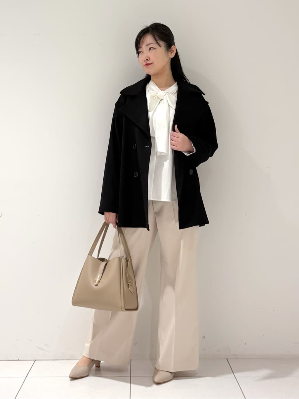 momokoさんの「INDIVI｜【軽やか／ゆったり】ウール混ショートトレンチコート」を使ったコーディネート