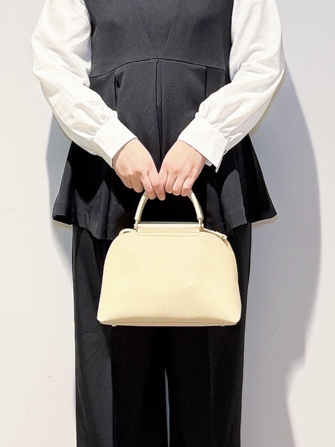 みーさんの「grove｜【マシンウォッシュ/防シワ】袖ドッキングペプラムブラウス【着回しカセット】」を使ったコーディネート