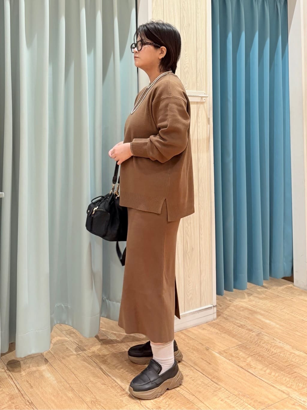 砂糖さんの「SHOO･LA･RUE｜【洗濯機可/セットアップ可】さりげないラメ使いで差をつける クルーネックニット」を使ったコーディネート
