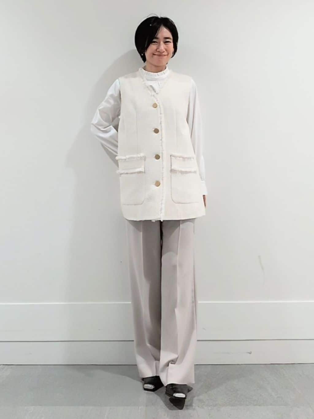 ミズタさんの「UNTITLED｜◆【コットン100/洗える】シャーリングフリルネックブラウス」を使ったコーディネート