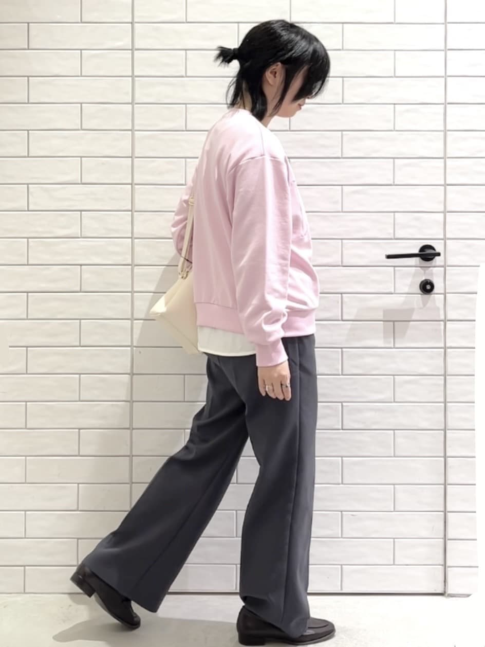 しおりさんの「OPAQUE.CLIP｜ロゴ刺繍裏毛トップス【洗濯機OK】」を使ったコーディネート