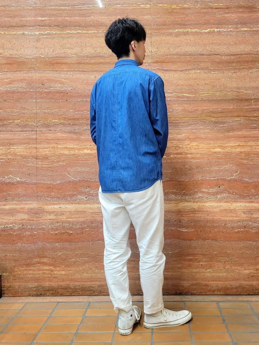 piroyaさんの「TAKEO KIKUCHI｜【BOWLER HAT LABEL】Tエンブレム デニムシャツ」を使ったコーディネート