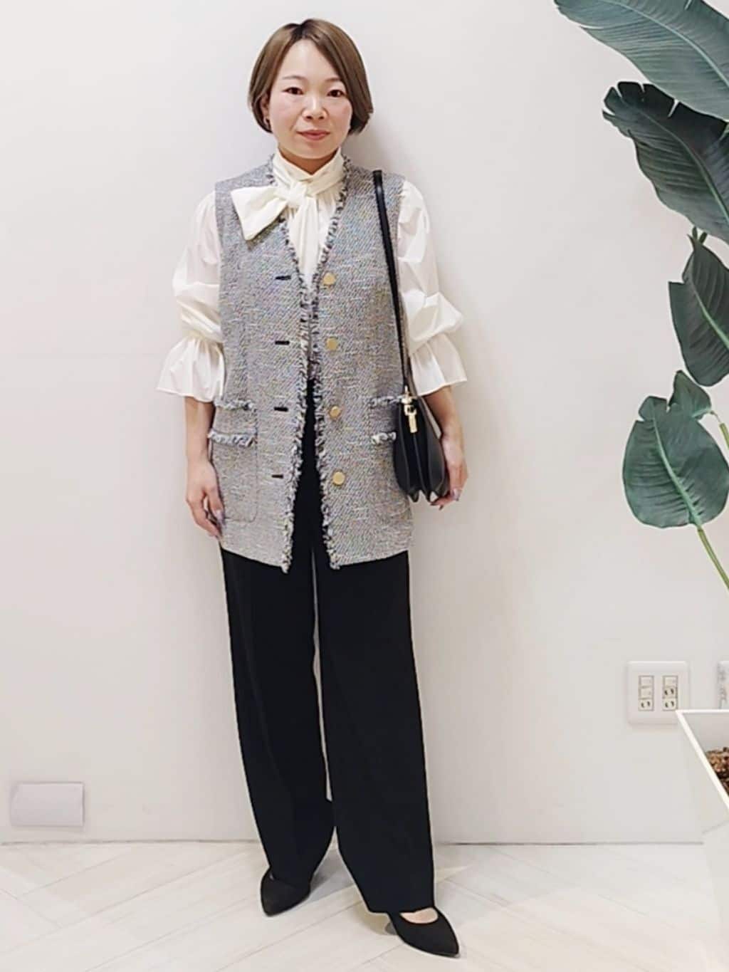 s u g iさんの「UNTITLED｜【オンオフ使える】スラブツイード ジレ」を使ったコーディネート