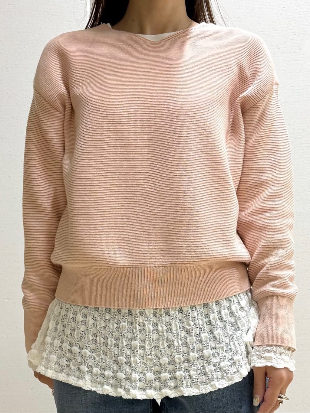 mamiさんの「INDIVI｜【洗える／レイヤードにおすすめ】シャーリングレース ロングTシャツ」を使ったコーディネート
