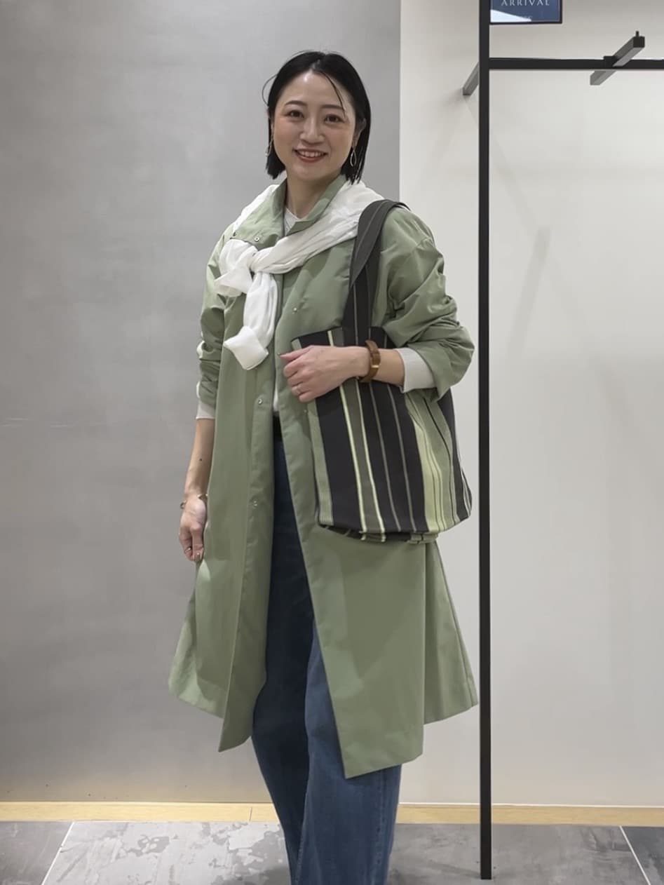shihoさんの「INDIVI｜【撥水／軽量】ミニマル スタンドカラーコート」を使ったコーディネート