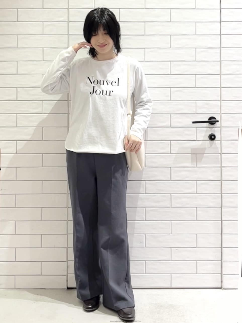 しおりさんの「OPAQUE.CLIP｜ロゴプリントロングTシャツ【洗濯機OK】」を使ったコーディネート