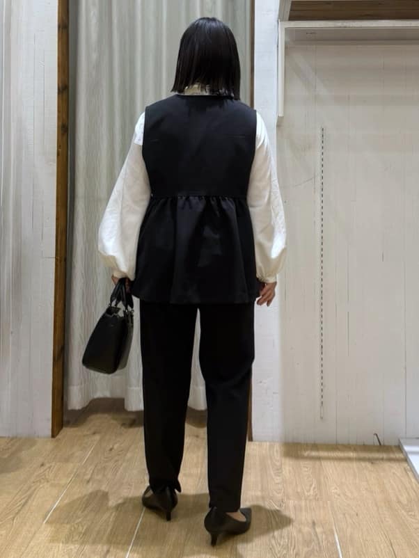 chさんの「THE SHOP TK｜【通勤・きちんと見えに】ダブルクロス ペプラムジレ/セットアップ可」を使ったコーディネート