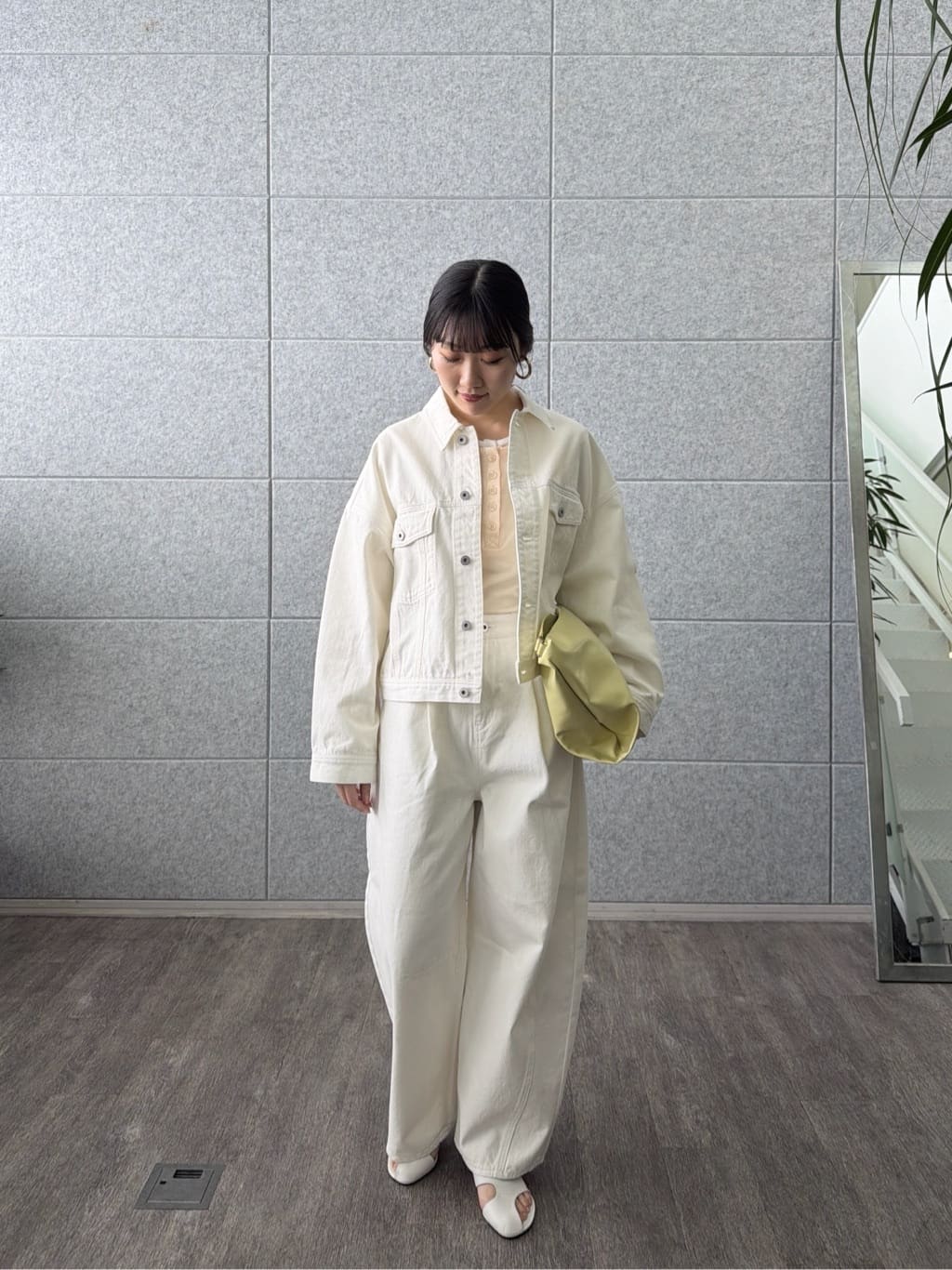 rinaさんの「INDIVI｜バイカラーヘンリーネックカットソー」を使ったコーディネート