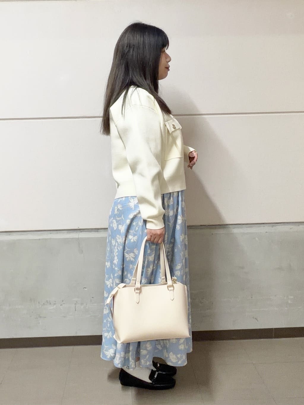 まちゃんなちゃんさんの「SHOO･LA･RUE｜【洗濯機可/S-LL】1枚でも羽織りでも 華やか上品カーデ」を使ったコーディネート