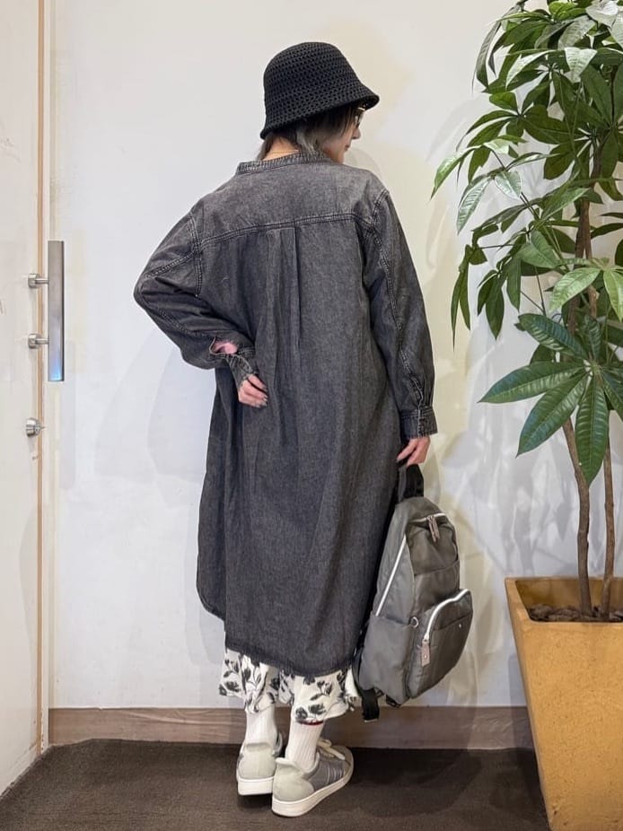 misakiさんの「SHOO･LA･RUE｜【ライトオンスデニム/S-LL/体型カバー】首元すっきり ワンピにもなるロングデニムシャツ」を使ったコーディネート