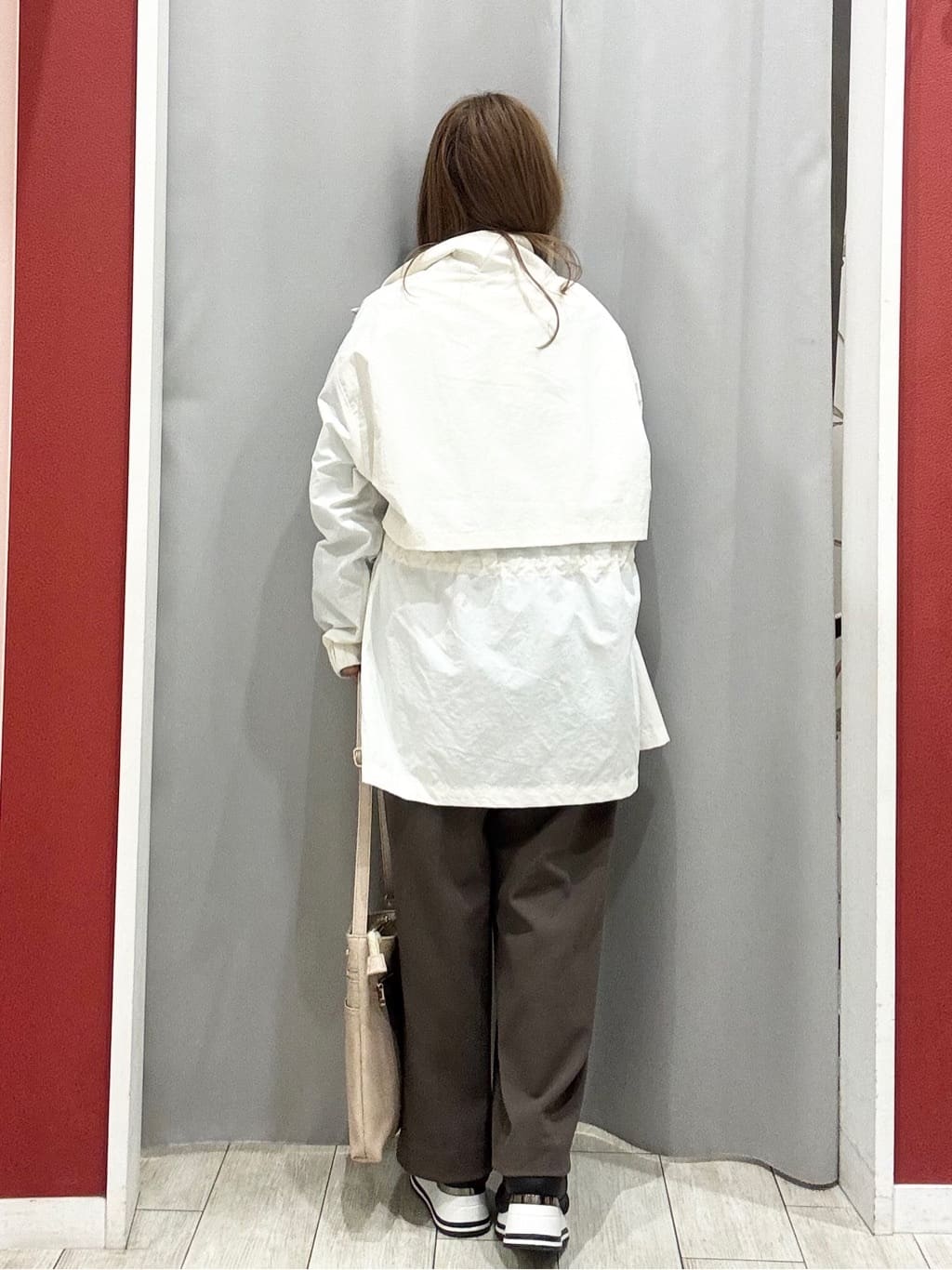 shioさんの「SHOO･LA･RUE｜【防花粉/S-LL】ウエストマークですっきり見え　軽やかスタンドブルゾン」を使ったコーディネート