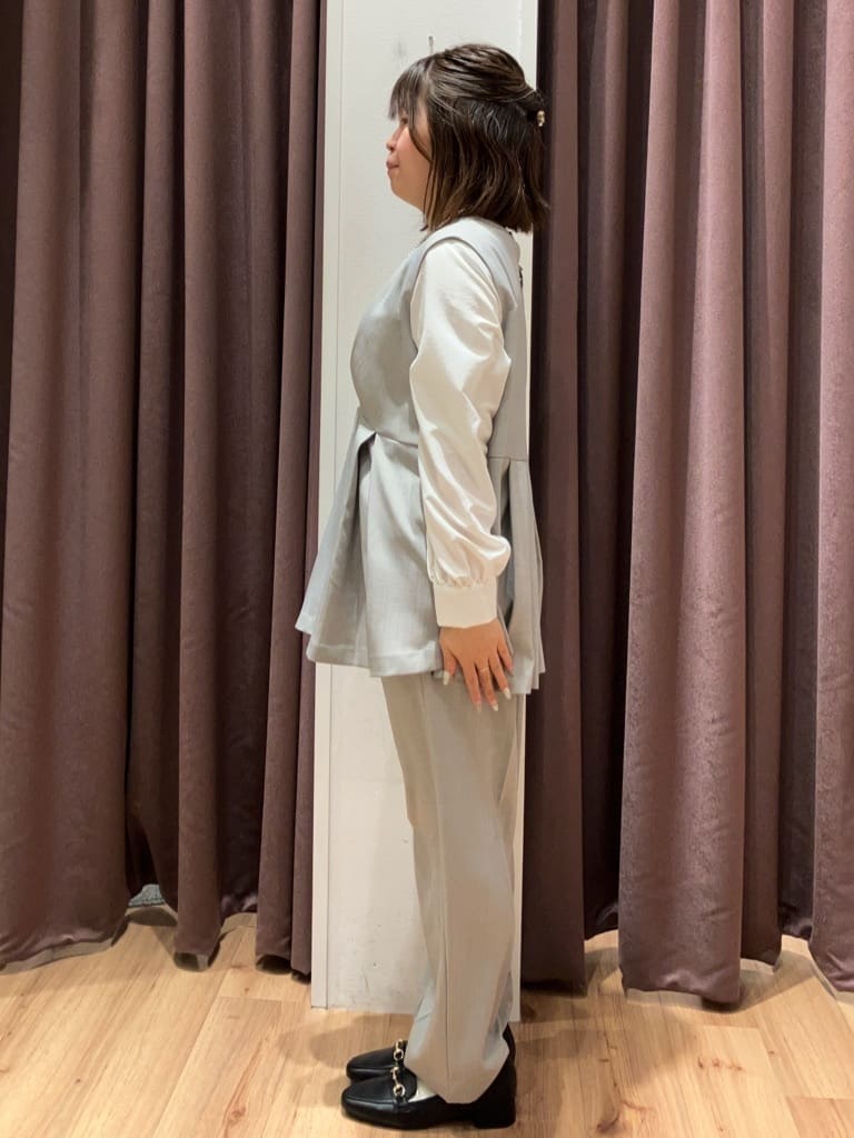 みちゃさんの「grove｜【マシンウォッシュ/防シワ】袖ドッキングペプラムブラウス【着回しカセット】」を使ったコーディネート