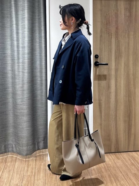 よっしーさんの「grove｜【貴島明日香さん着用】【撥水／シルエット2WAY】軽やかミドルトレンチコート」を使ったコーディネート