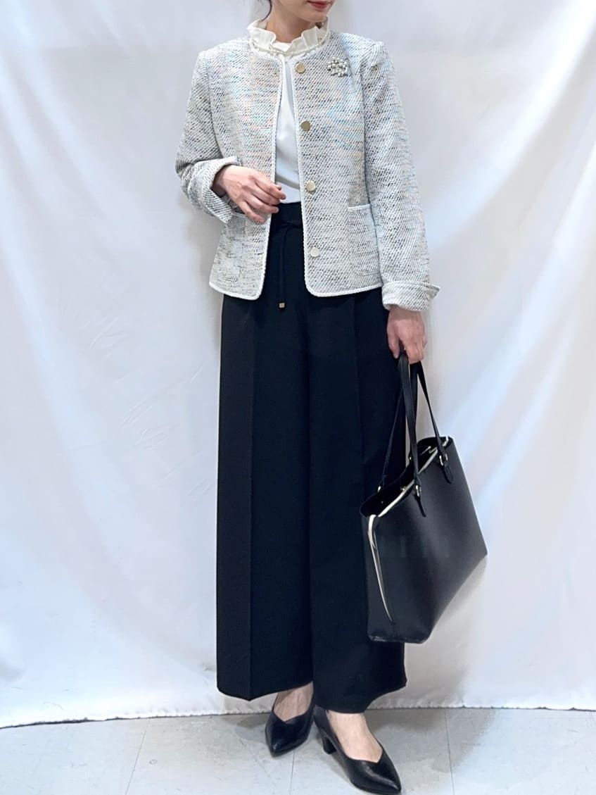 𝐇𝐢𝐫𝐨𝐦𝐢さんの「SHOO･LA･RUE｜【洗濯機可】上品で華やか スタンドフリルブラウス」を使ったコーディネート