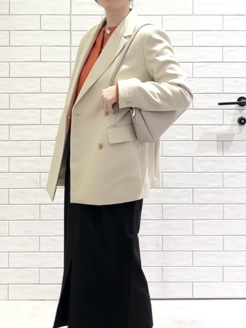 しおりさんの「OPAQUE.CLIP｜金ボタンダブルブレストテーラードジャケット／セットアップ対応【洗える】」を使ったコーディネート