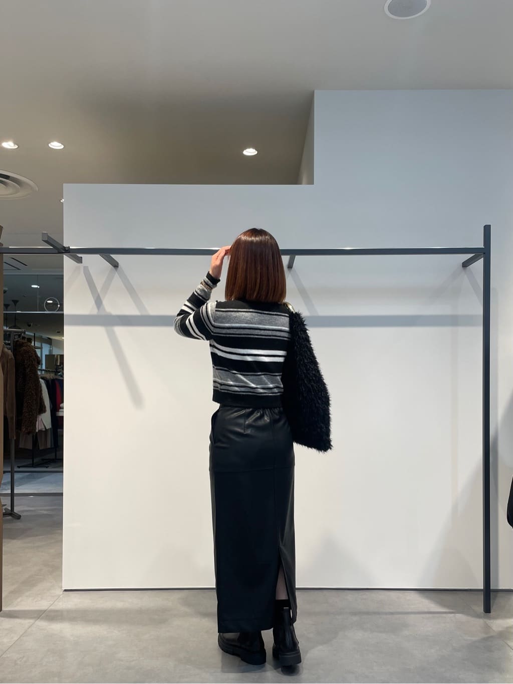 amiさんの「INDIVI｜【セットアップ対応】シンセティックレザースカート」を使ったコーディネート