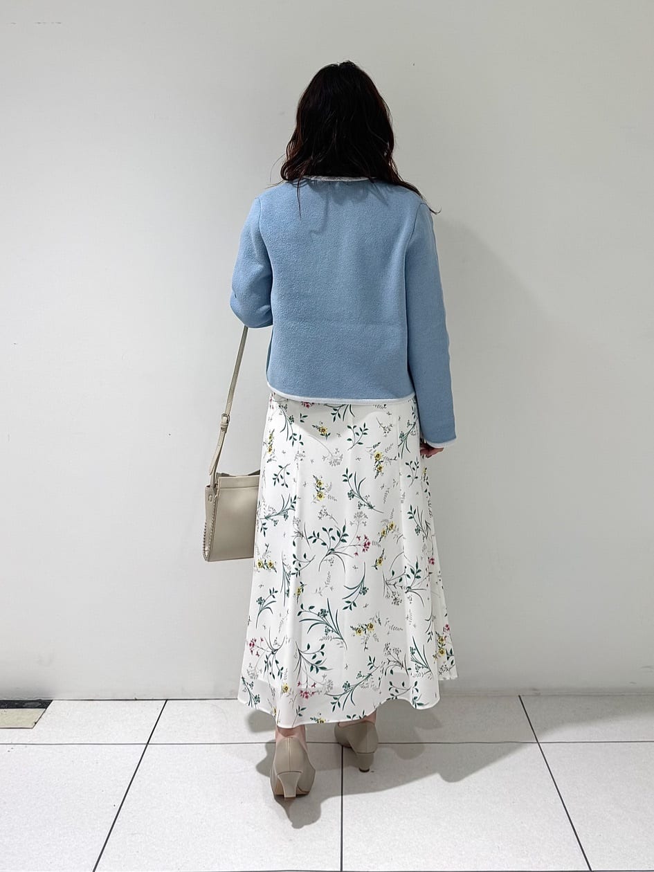 そんさんの「INDIVI｜【SETUP可能】モダンフラワー柄キャンディスリーブブラウス」を使ったコーディネート