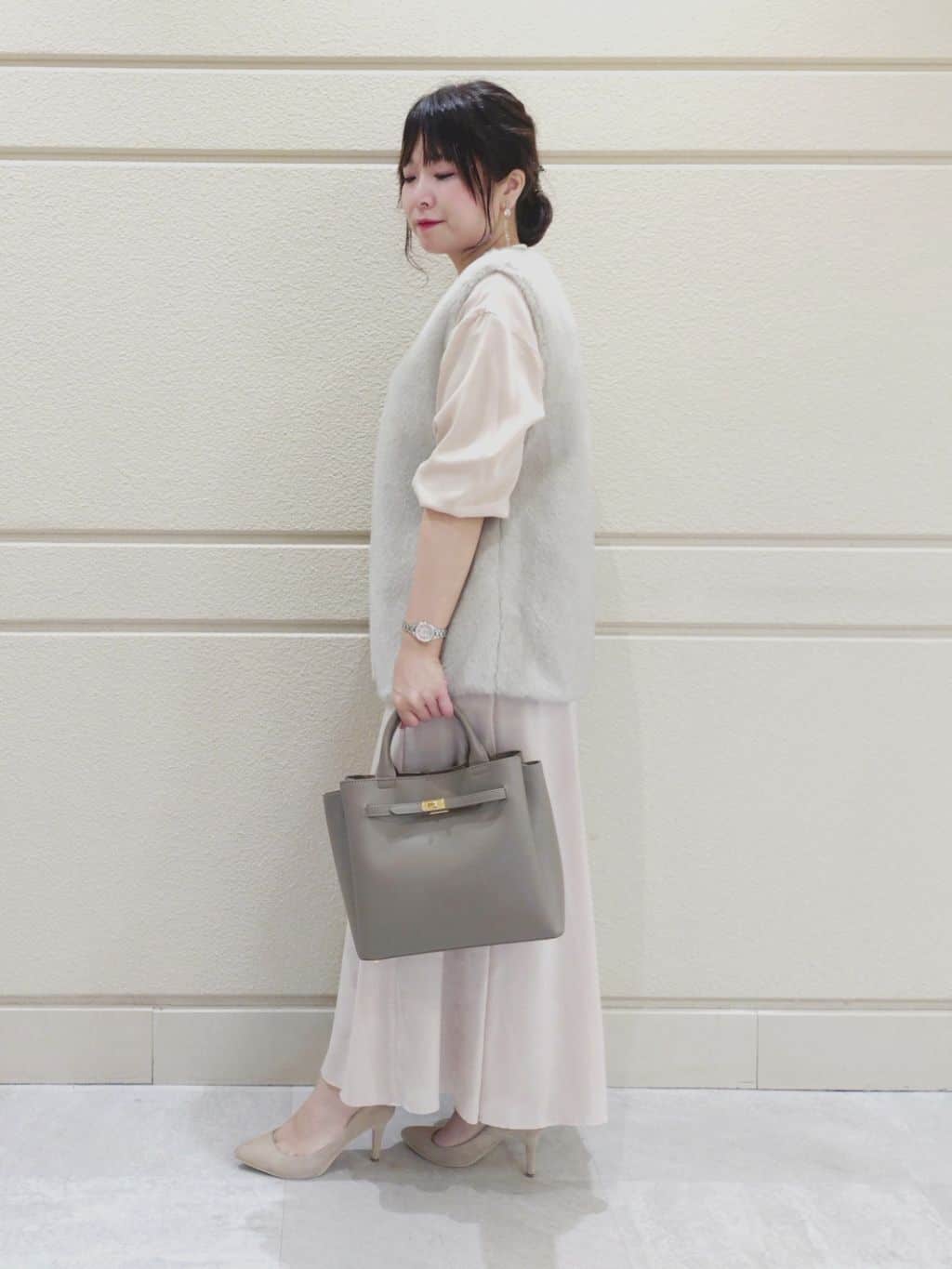 TOMOMIさんの「INDIVI｜【UVケア／セットアップ可能】スエード調サテンスカート」を使ったコーディネート