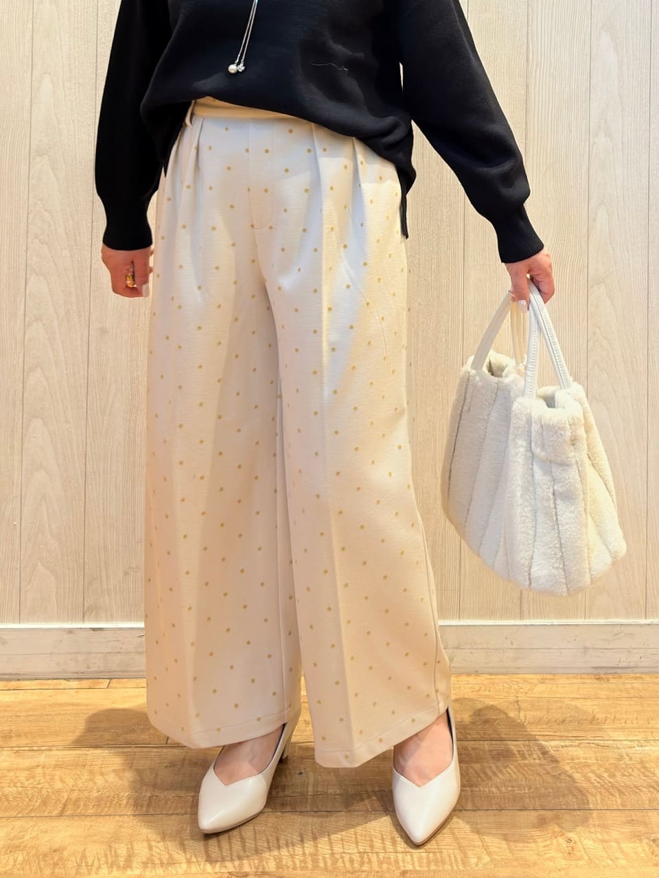 Megさんの「SHOO･LA･RUE｜【S-LL】きれい見えも叶う フロッキードットワイドパンツ」を使ったコーディネート