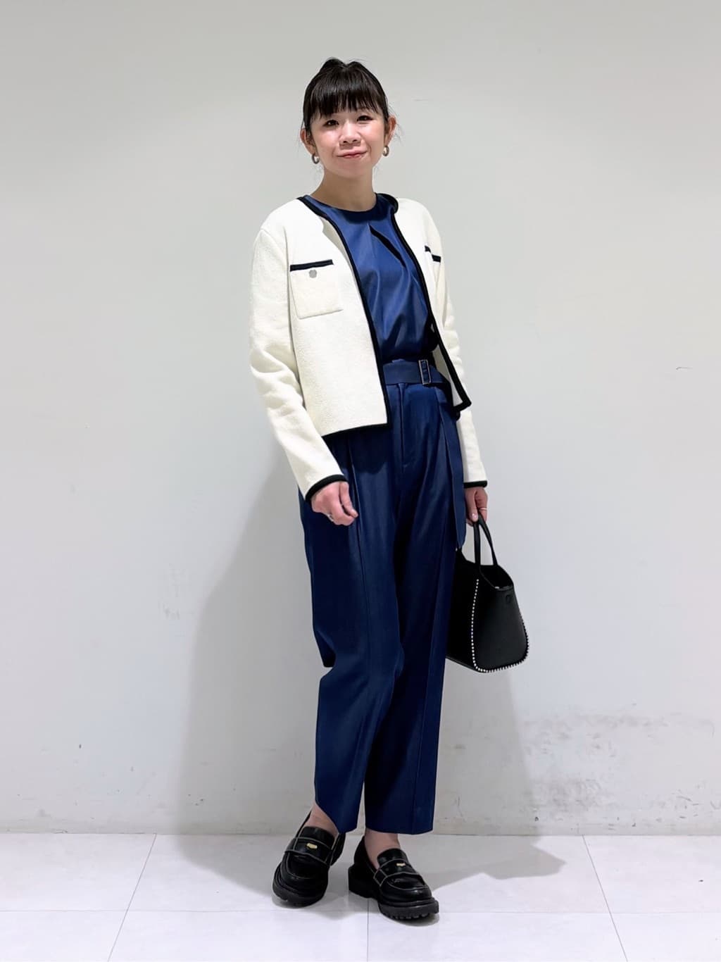 tsuyuさんの「INDIVI｜【ミドルサイズ／合皮／ショルダー付】スタッズ風メタルバッグ」を使ったコーディネート