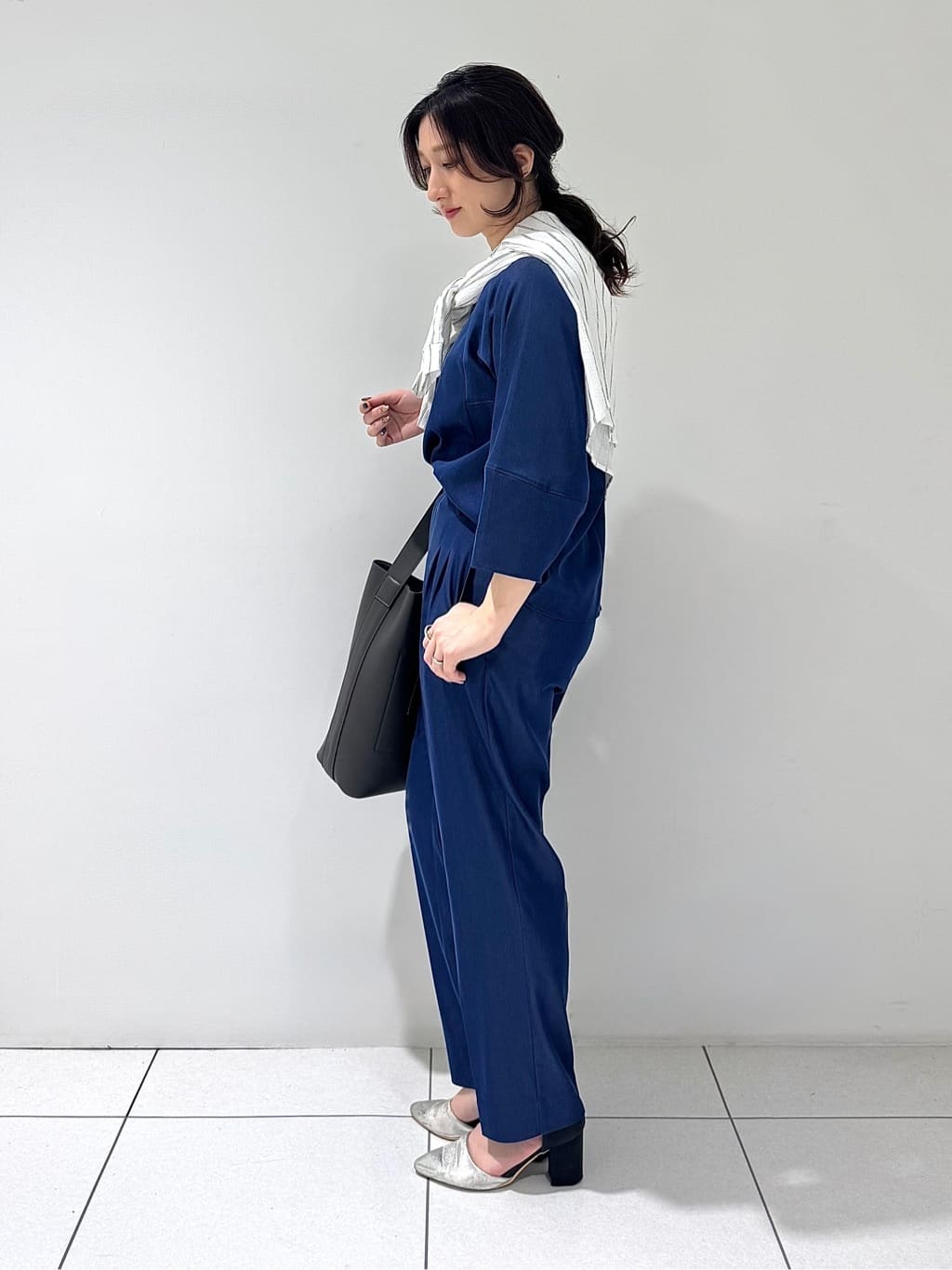 そんさんの「INDIVI｜【洗える／UVケア／SETUP可能】デニムライク ランタン袖ブラウス」を使ったコーディネート