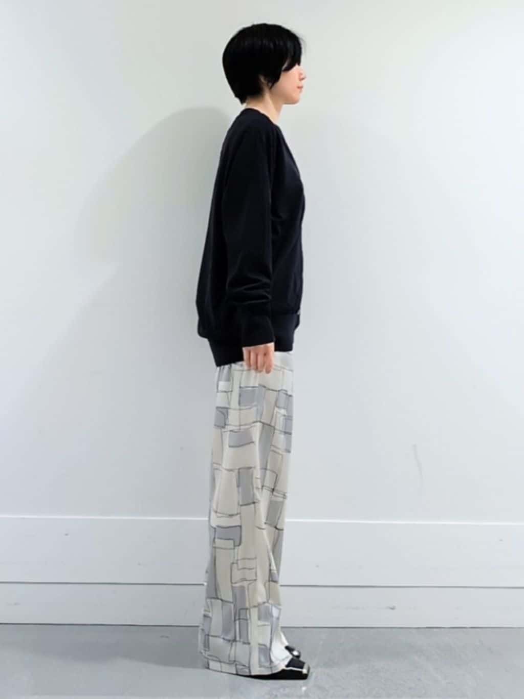 ミズタさんの「UNTITLED｜◆【アンサンブル可/洗える】シアーVネックニット」を使ったコーディネート