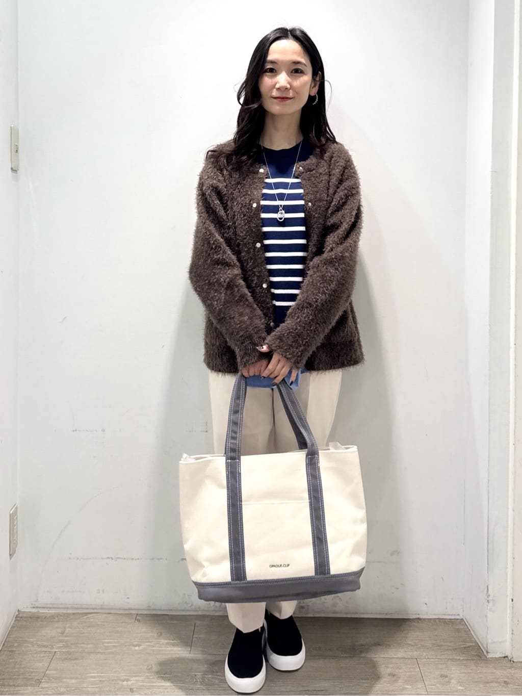 yuicciさんの「OPAQUE.CLIP｜金ボタン使いリラクシーニット【洗濯機OK】」を使ったコーディネート