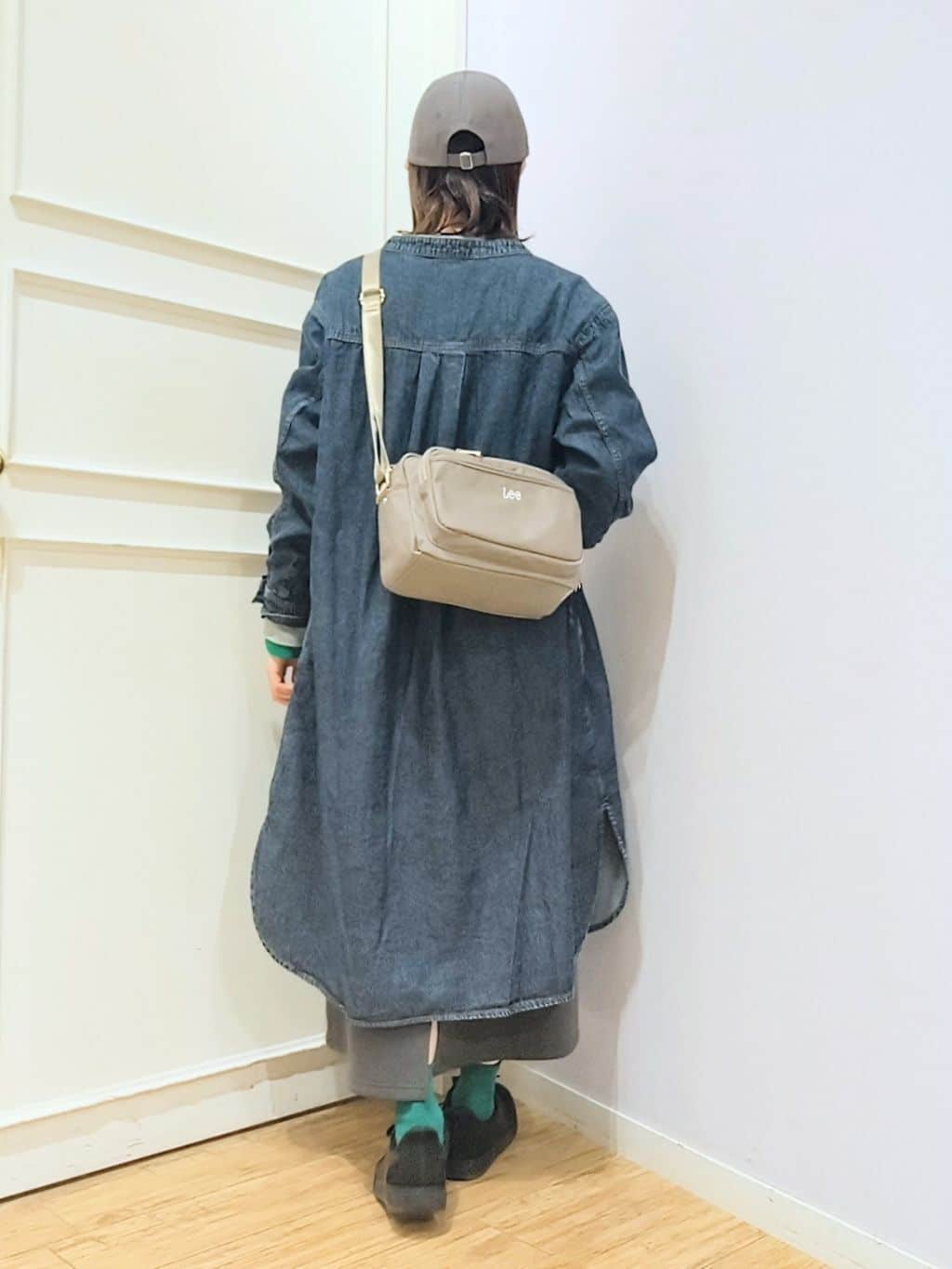 miomioさんの「SHOO･LA･RUE｜【ライトオンスデニム/S-LL/体型カバー】首元すっきり ワンピにもなるロングデニムシャツ」を使ったコーディネート