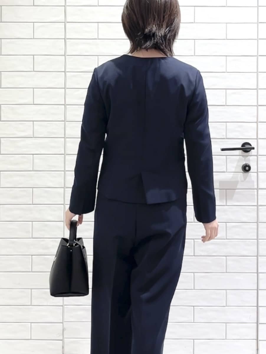 しおりさんの「OPAQUE.CLIP｜《通勤／セットアップ対応》 パイピングVネックジャケット【洗濯機OK】」を使ったコーディネート