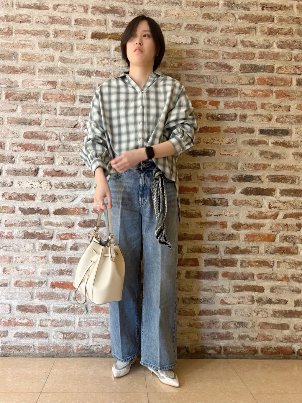 しばさんの「THE SHOP TK｜【後ろ姿もサマになる】バックシャーリングシャツ」を使ったコーディネート