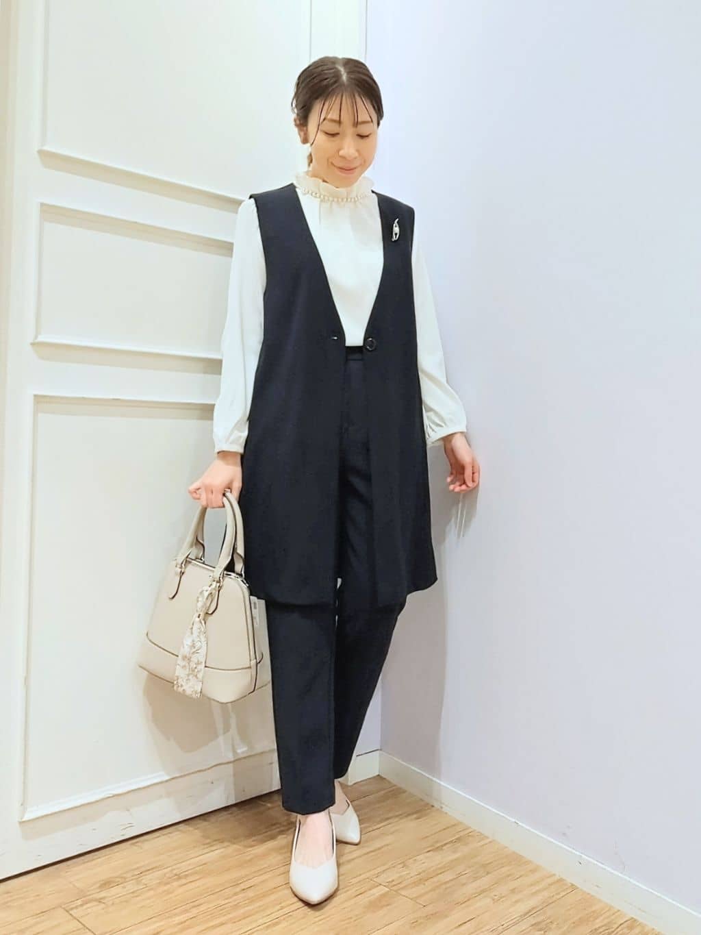 miomioさんの「SHOO･LA･RUE｜【洗濯機可/セットアップ可/S-3L】きちんと楽に。カットジョーゼット ロングジレ」を使ったコーディネート
