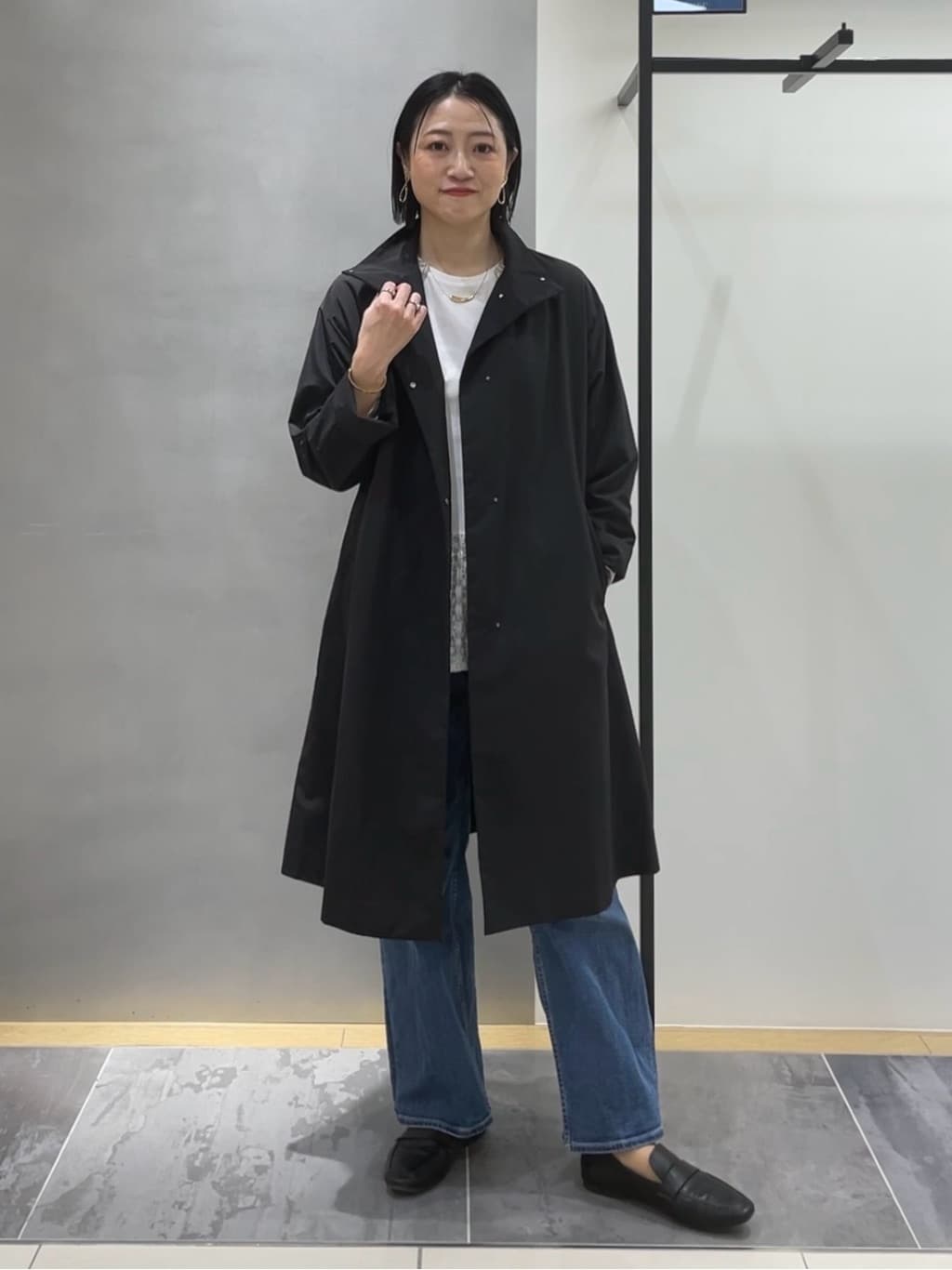 shihoさんの「INDIVI｜【撥水／軽量】ミニマル スタンドカラーコート」を使ったコーディネート