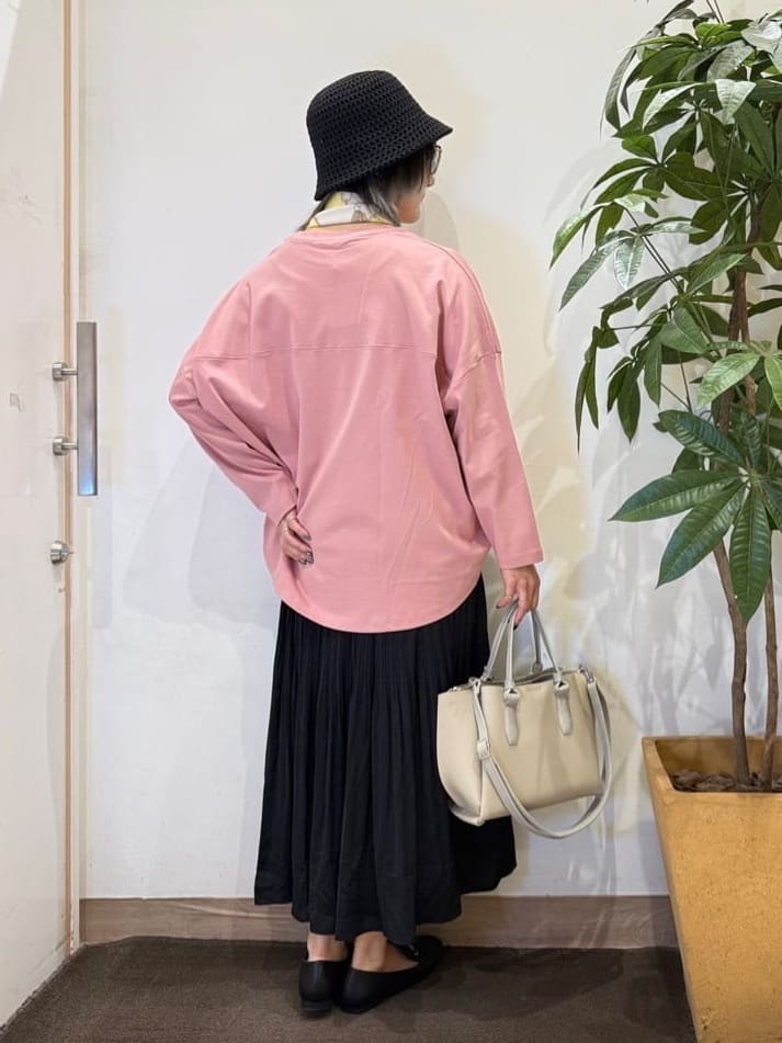 misakiさんの「SHOO･LA･RUE｜【洗濯機可/UV/綿100％】体型カバーが叶う ゆるトップス」を使ったコーディネート
