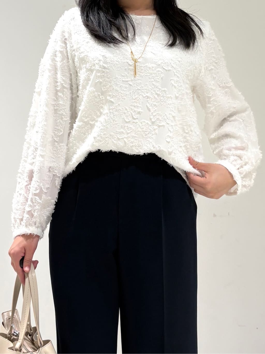 momokoさんの「INDIVI｜【華やか／大人シアー／セレモニー】カットフリンジブラウス」を使ったコーディネート