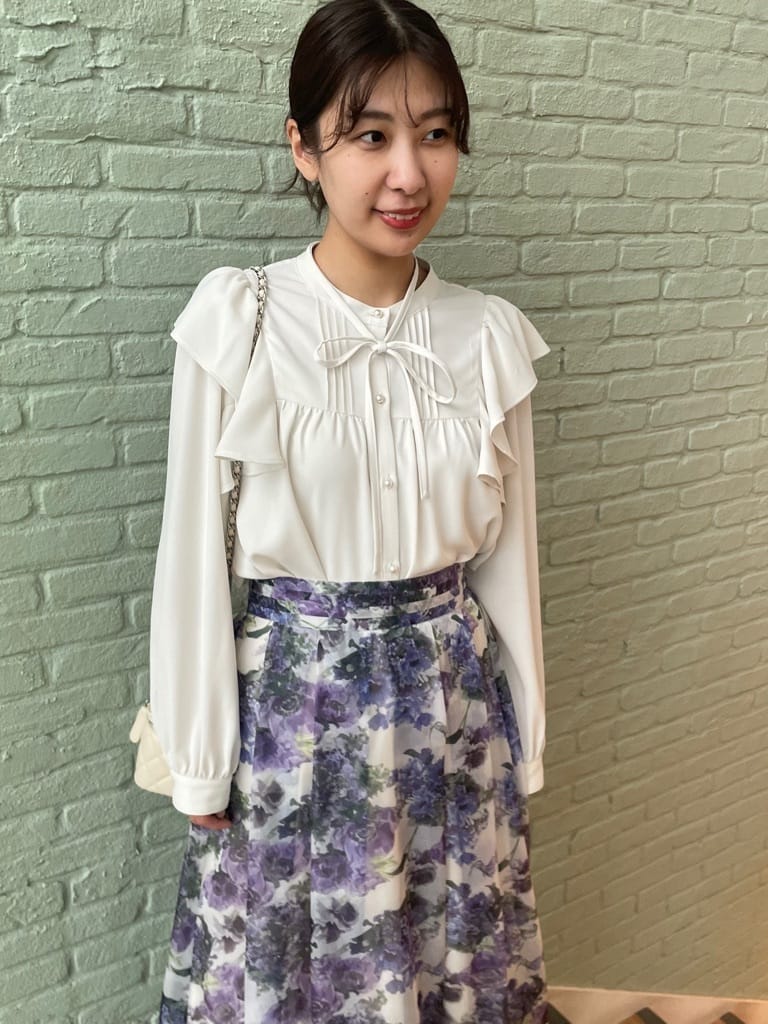 abeさんの「Couture brooch｜【洗える・リボン取り外し可】フリルジョーゼットブラウス」を使ったコーディネート