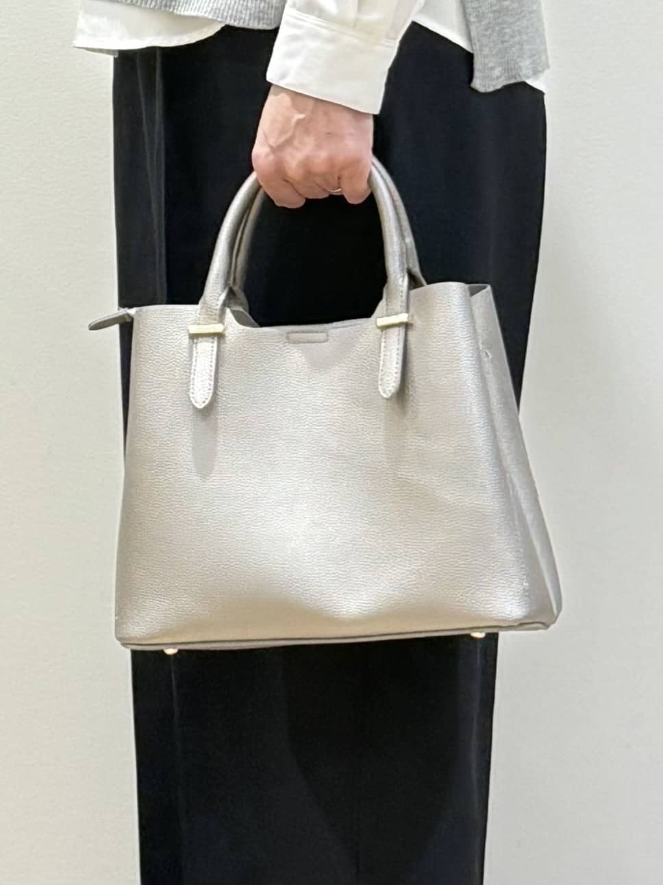 Lilyさんの「grove｜【2点SET】一枚でコーデが決まる！ニットベスト&times;シャツSET」を使ったコーディネート