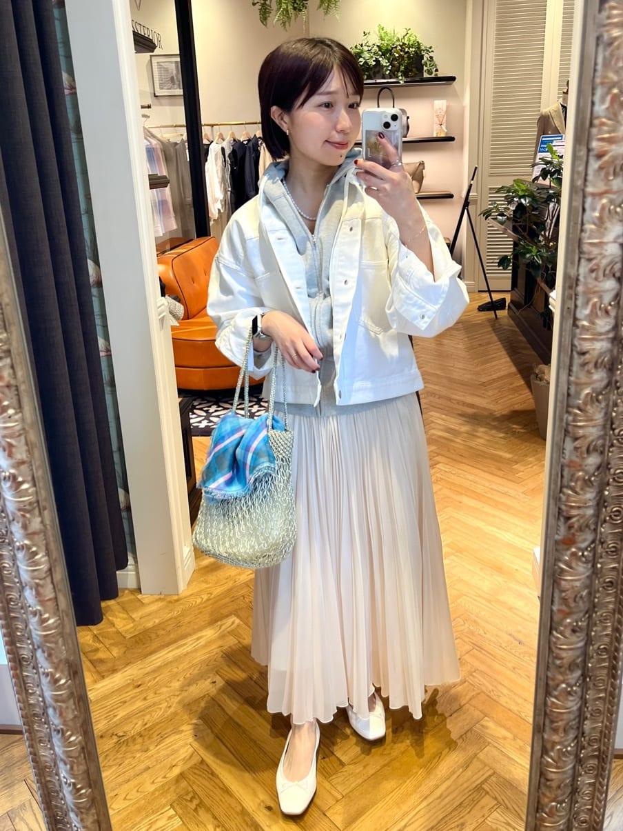 つじ まこさんの「DRESSTERIOR｜【ウォッシャブル】バンドカラー ホワイトＧジャン」を使ったコーディネート