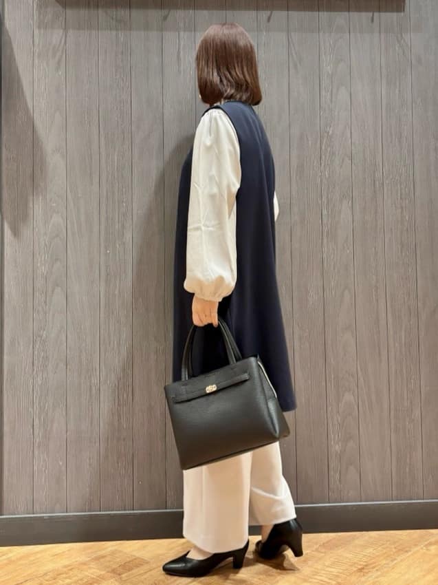 meiさんの「SHOO･LA･RUE｜【洗濯機可/セットアップ可/S-3L】きちんと楽に。カットジョーゼット ロングジレ」を使ったコーディネート