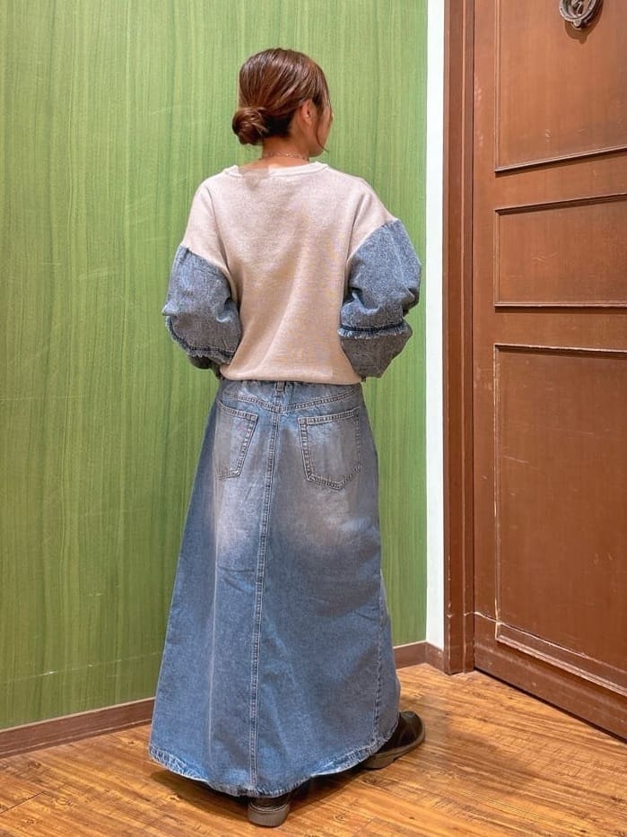 かおりさんの「SHOO･LA･RUE｜デニム袖切替ロゴニット」を使ったコーディネート