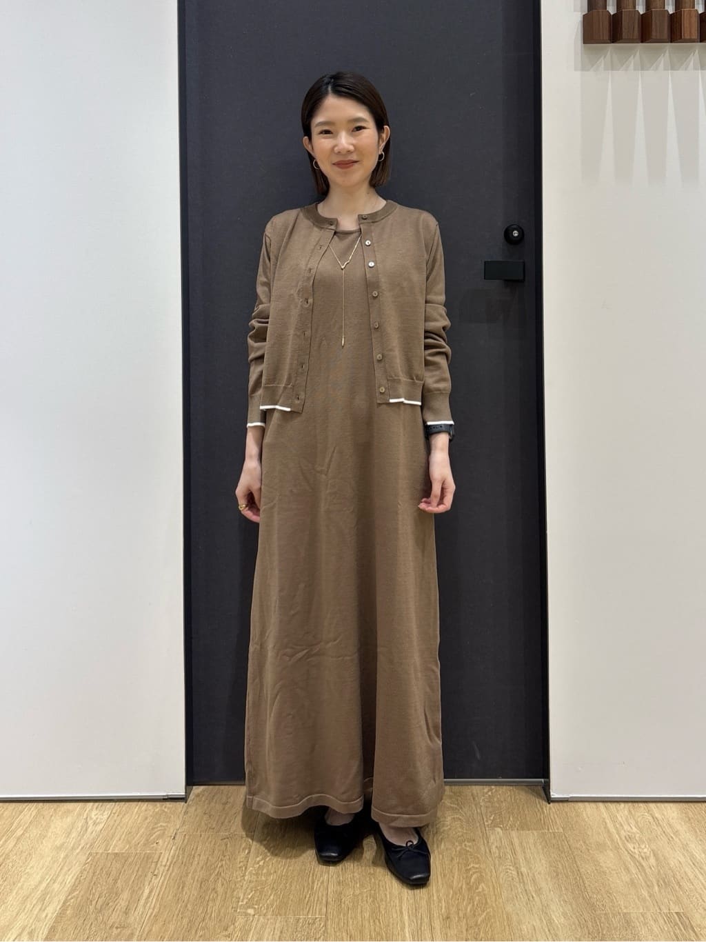 risaさんの「Dessin｜【2点セット・洗える】ニットカーディガン&times;ノースリーブワンピース」を使ったコーディネート