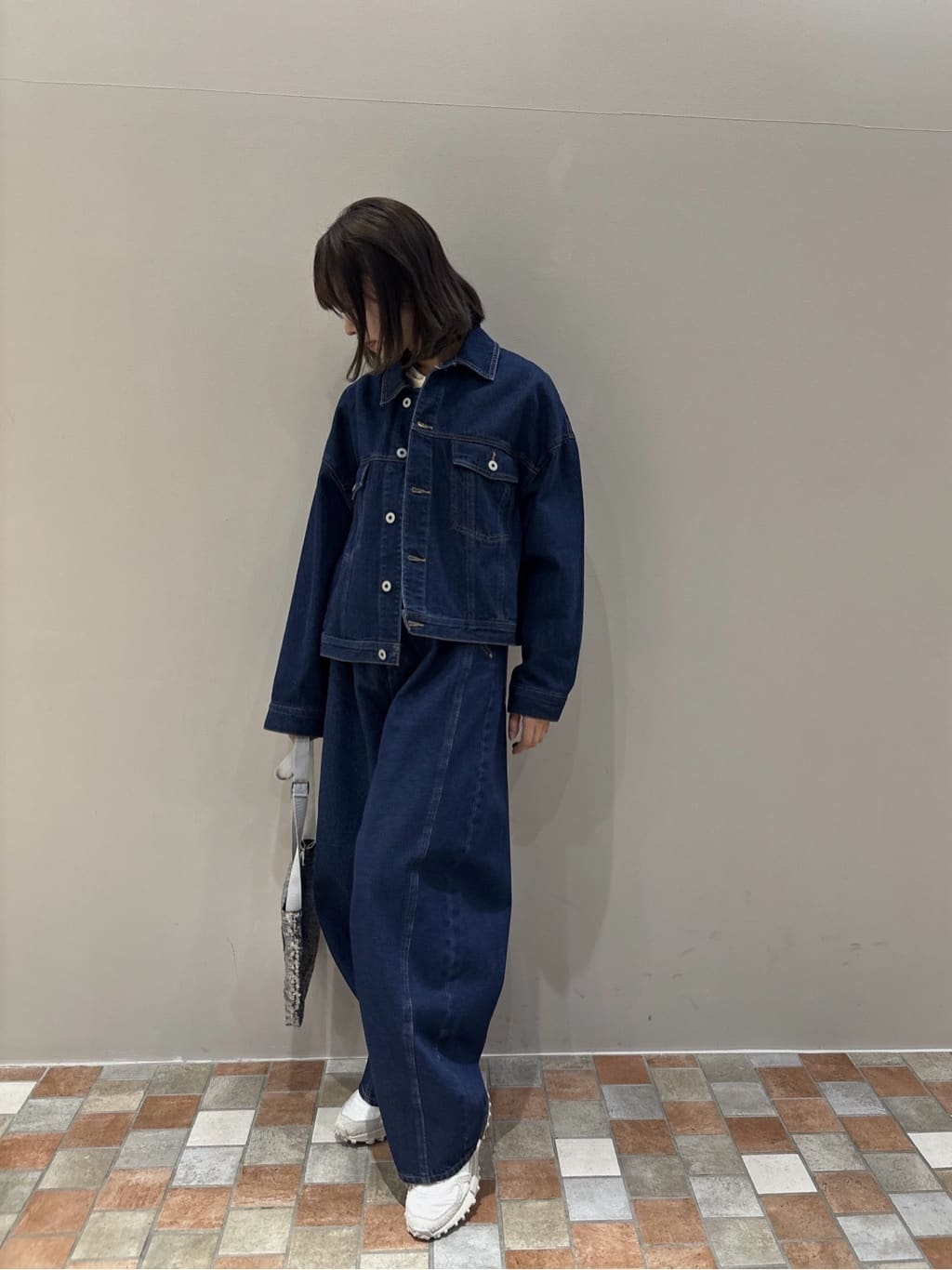 みゆさんの「INDIVI｜バイカラーヘンリーネックカットソー」を使ったコーディネート