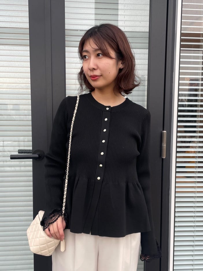 abeさんの「Couture brooch｜【大人かわいい・洗える】ペプラムニットカーディガン」を使ったコーディネート