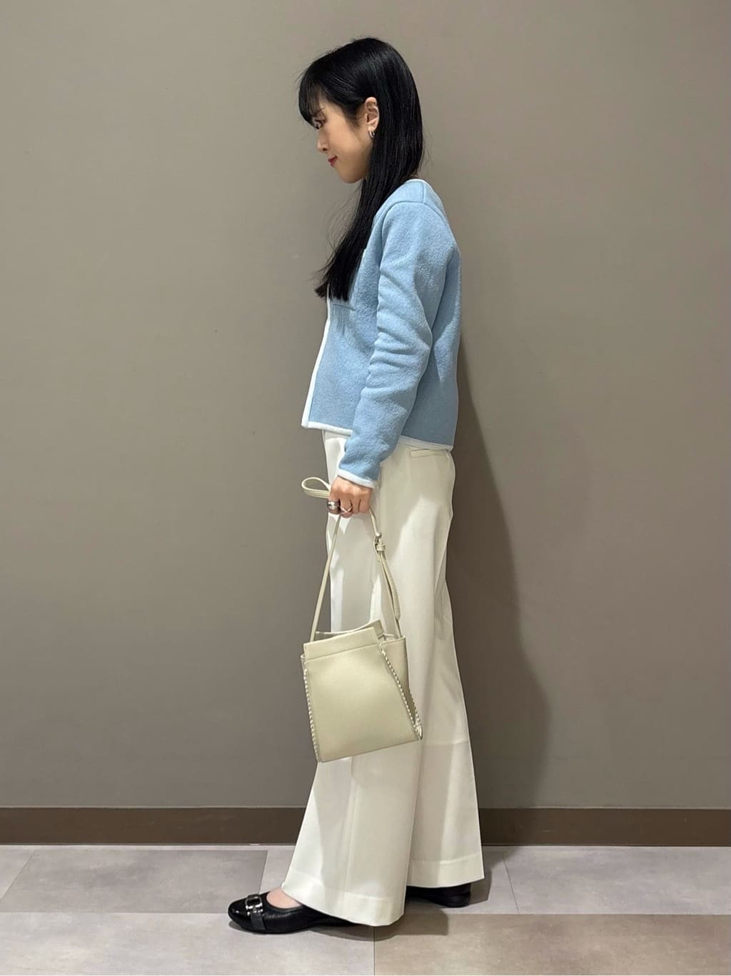 KEIKOさんの「INDIVI｜【撥水/軽量】ミドル丈 ミニマルトレンチコート」を使ったコーディネート