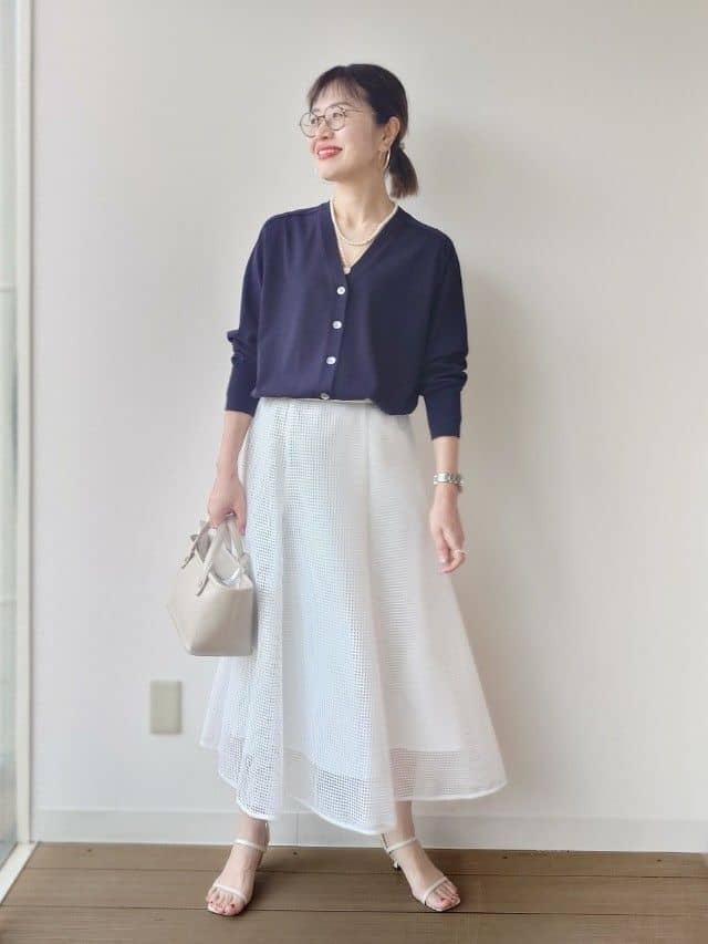 MUTSUKOさんの「UNTITLED｜【セットアップ可/洗える】シアーVネックカーディガン」を使ったコーディネート