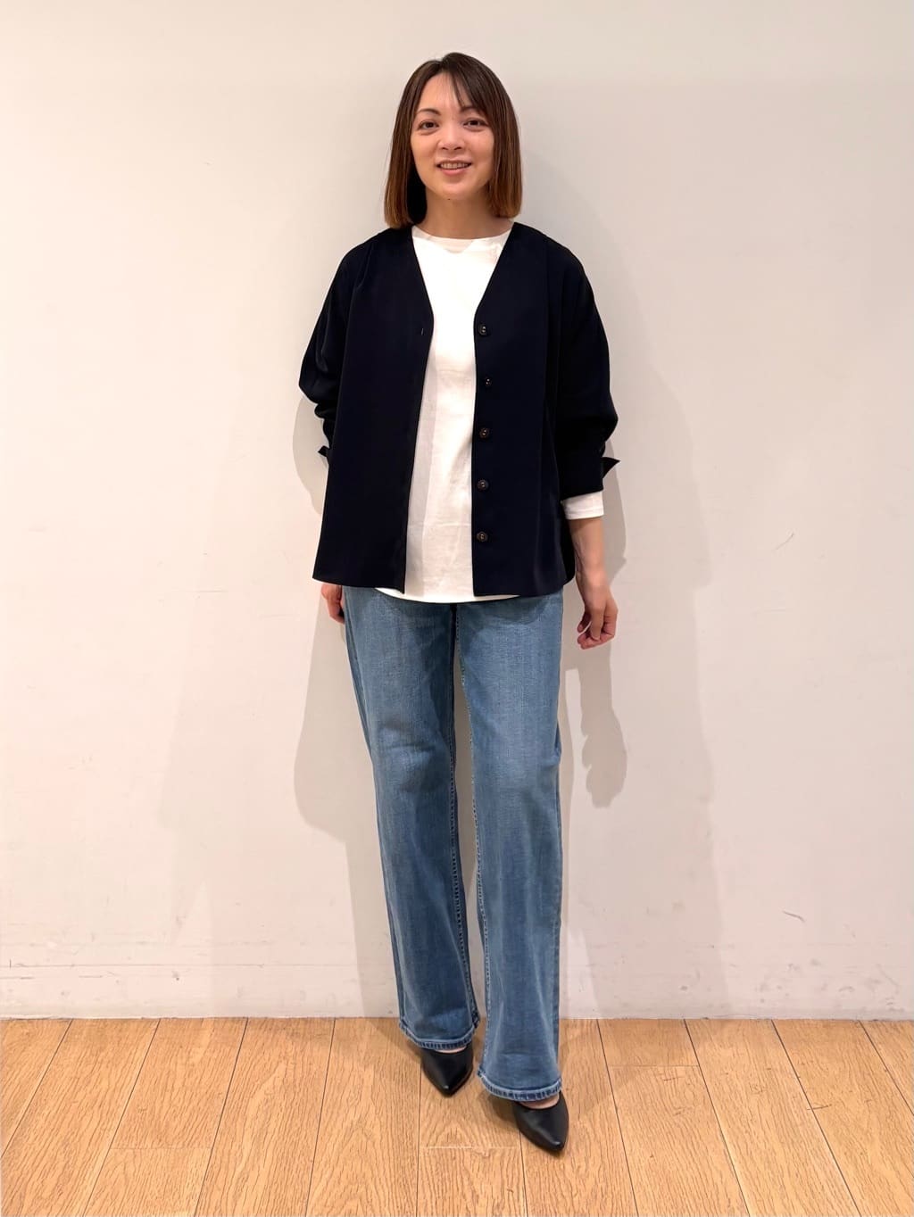 mikkoさんの「INDIVI｜【洗える／UVケア／マットサテン】Vネックドルマンスリーブブラウス」を使ったコーディネート